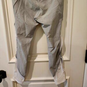 Light Gray & White Workout Leggings – Size Medium